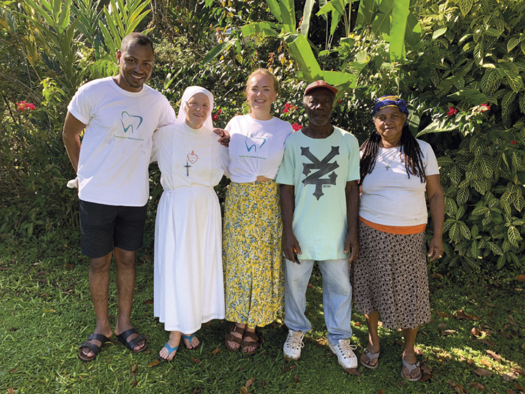 Medlemmer av Tannhelse Uten Grenser sammen med lokale samfunnsmedlemmer i Jamaica.